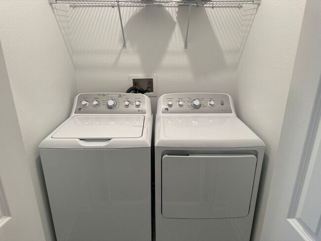 Building Photo - Beautiful Townhome  3 Bedroom 2.5 Bathroom