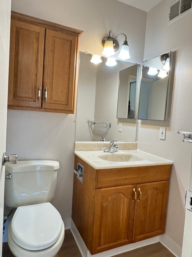 Building Photo - Welcome to this updated 3 bedroom condo with laminate vinyl plank flooring