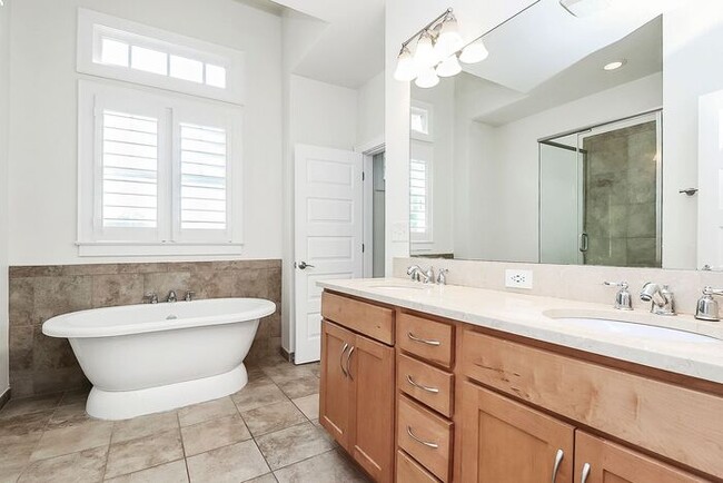 Building Photo - Beautiful 3BD/2.5BA Townhome