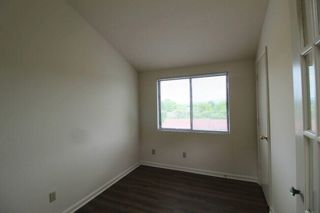 Building Photo - 1116 Blue Ridge Dr