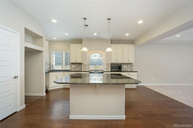 Building Photo - Spacious 4 Bedroom House in Green Valley R...