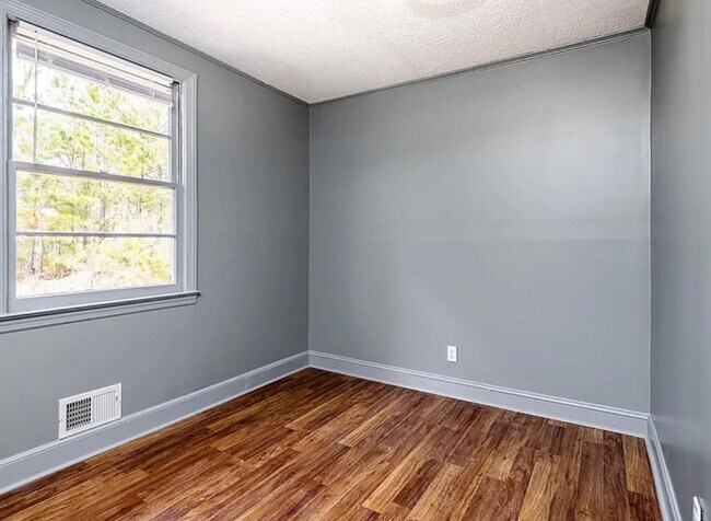 Building Photo - Cute Updated West Columbia HOME