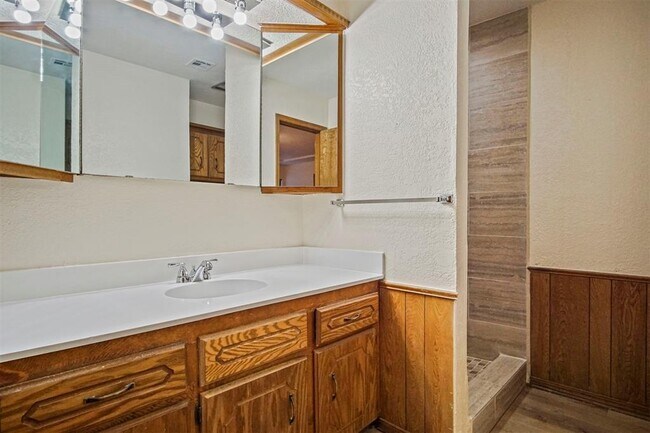 Building Photo - 1125 N Patterson Dr