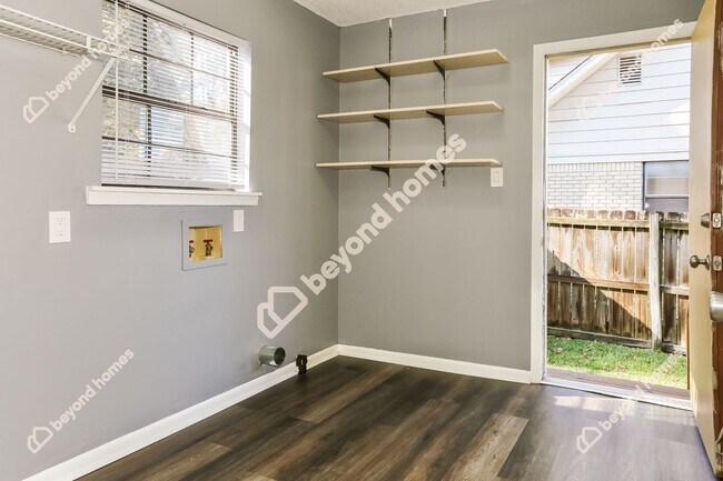 Building Photo - Beautifully Renovated 3 Bedroom 1.5 Bath -...
