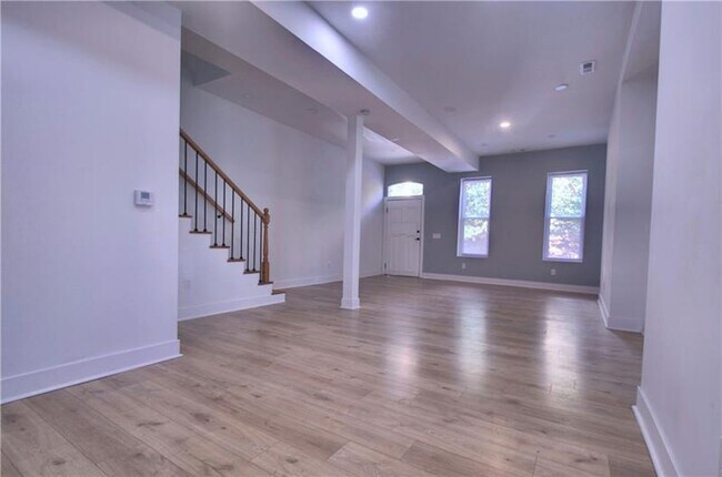 Building Photo - 1327 Reddour St