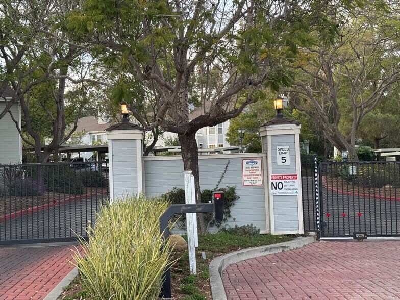 Primary Photo - 7636 Hollister Ave