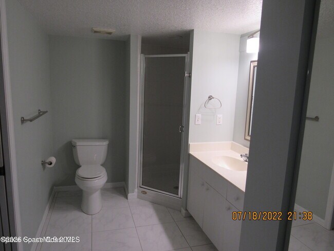 Building Photo - 606 Shorewood Dr