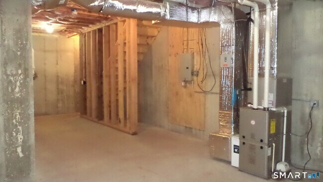 Building Photo - 33 Maple Ave