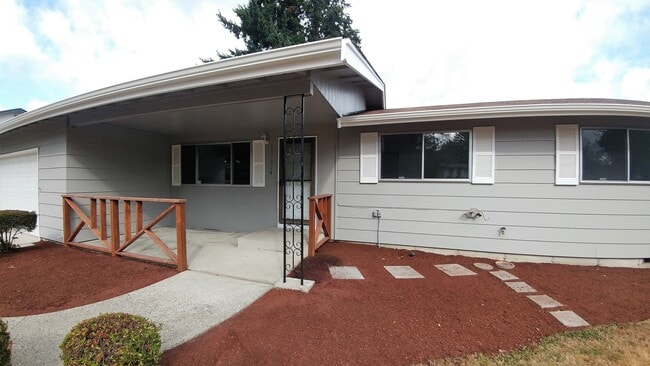 Building Photo - Newly Renovated 3 Bedroom Rambler w/ bonus room!!