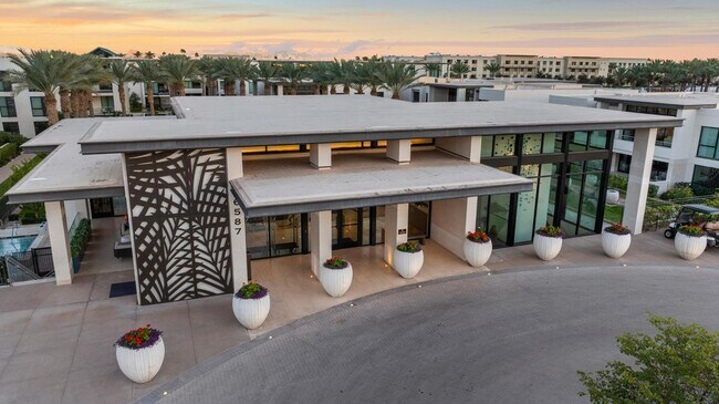 Building Photo - 6587 N Palmeraie Blvd