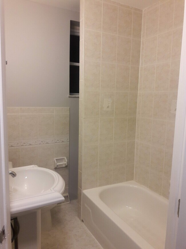 Building Photo - 2413 S Rosewood St