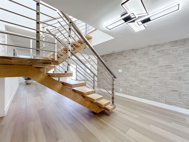 Building Photo - 364 Golfview Rd