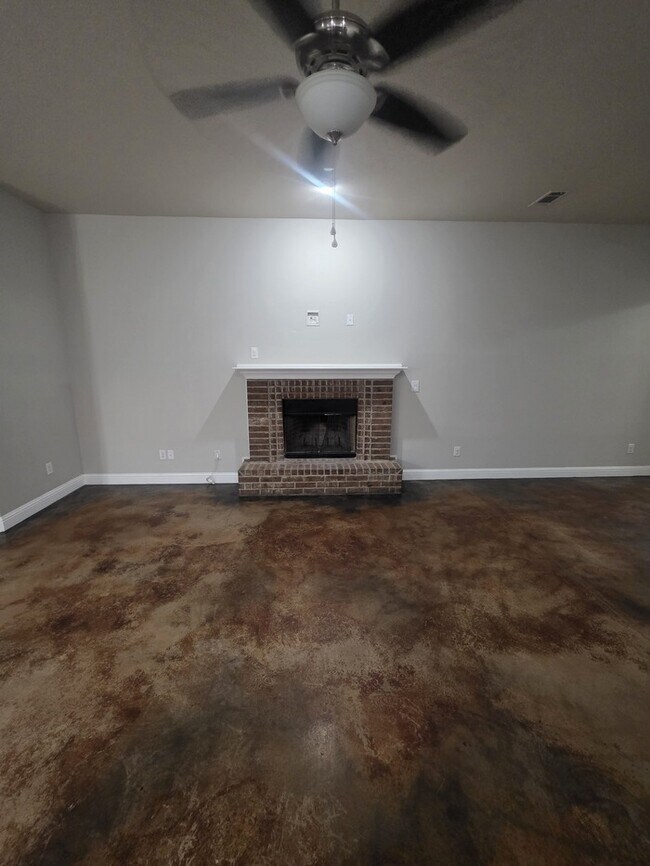 Building Photo - 3 bed 2 bath home with 2 car garage in Legends Park!