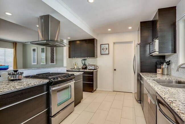 Building Photo - Family-Friendly Oasis in North Palm Springs
