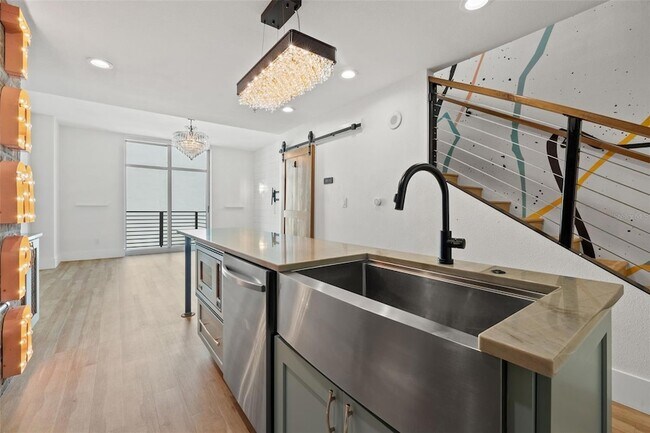 Building Photo - 1208 E Kennedy Blvd