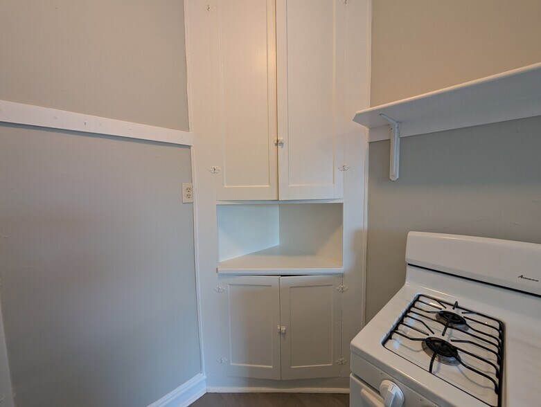 Building Photo - 2234 W Wilson Ave