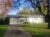 Building Photo - 3 Bedroom Ranch with Large Yard Near Cedar...