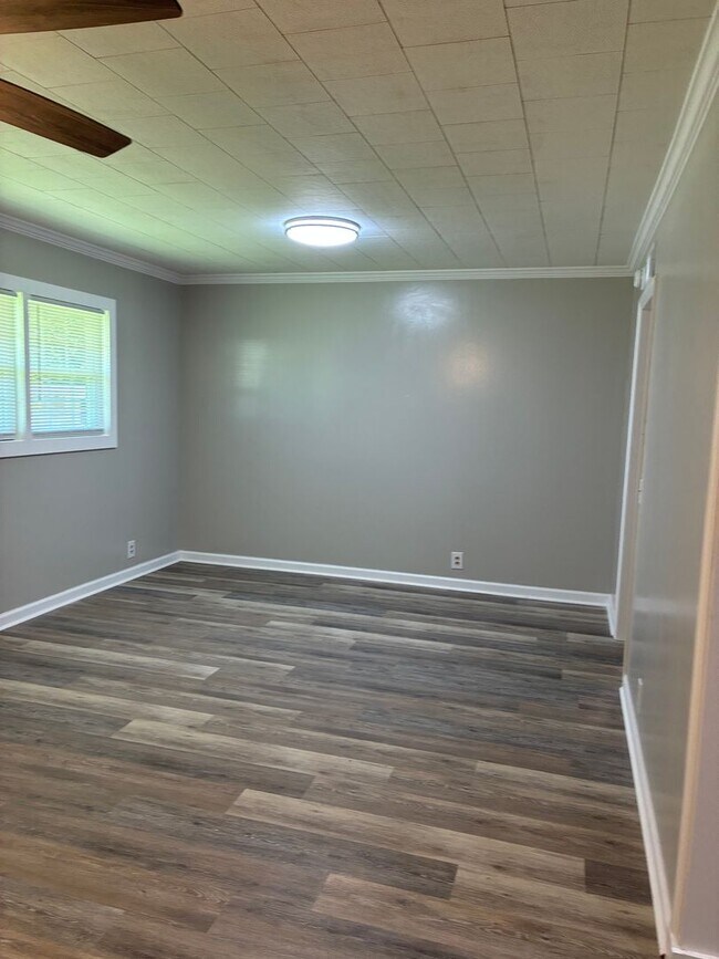 Building Photo - 3 Bed 2 Bath Brick Home with Additional Living Space - Newly Renovated