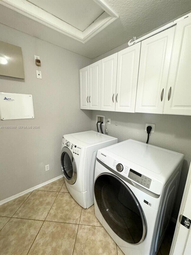 Building Photo - 4451 Seneca Ave