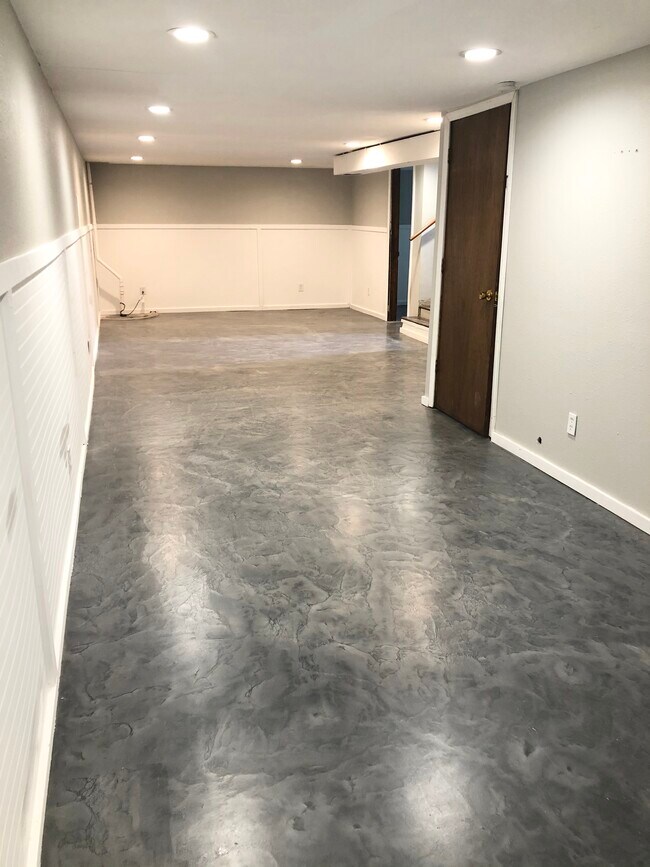 Building Photo - 2540 Cedarwood Ave