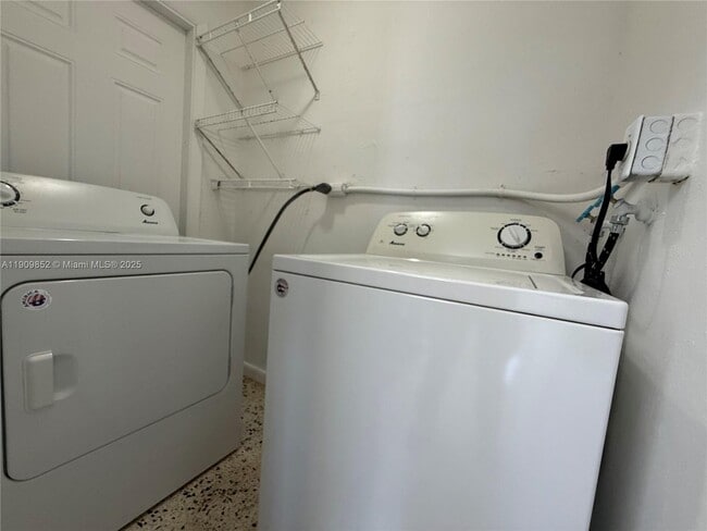 Building Photo - 3200 SW 88th Pl