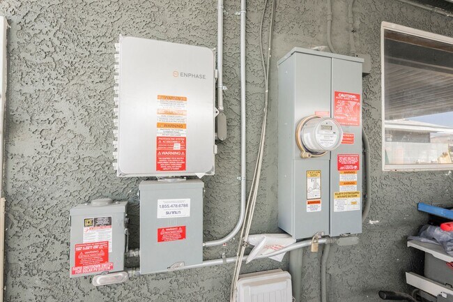 Building Photo - No HOA- Single story pool home