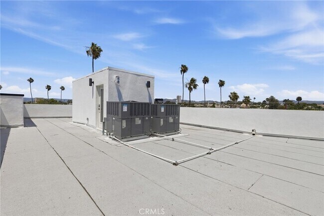 Building Photo - 1430 Cloverdale Ave