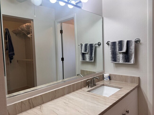 Building Photo - 2bd/2ba Townhome