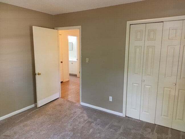 Building Photo - 205 Trailwood Dr