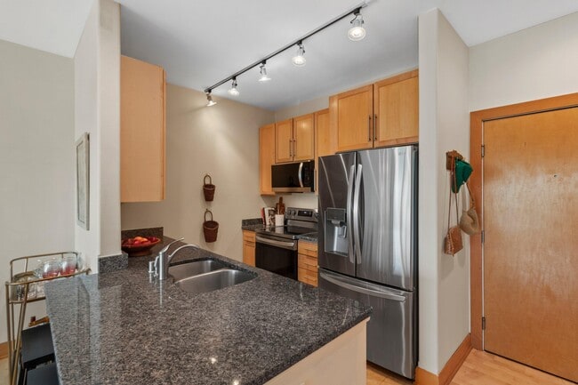 Building Photo - 1550 E Royall Pl