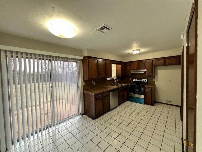 Building Photo - 752 W Forest Dr