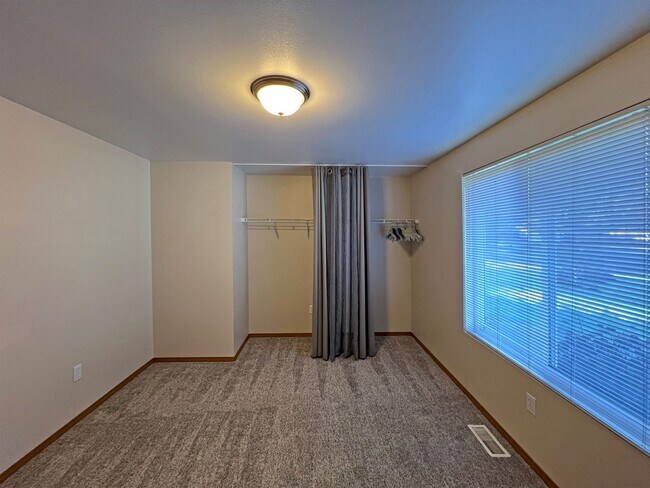 Building Photo - Exceptional 2200 sq ft Three Bedroom 2 Bath Rambler in Fed Way - with A/C