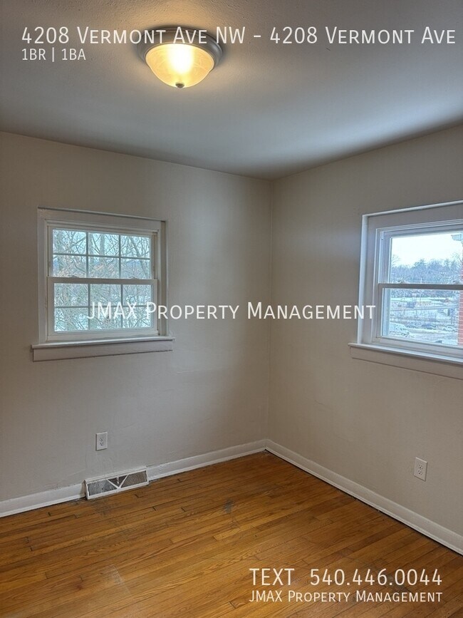 Building Photo - 4208 Vermont Ave NW