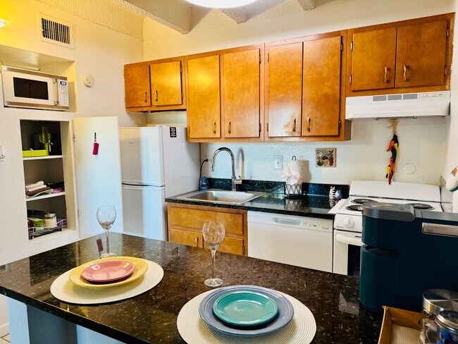 Building Photo - 1100 Alvarado Dr SE