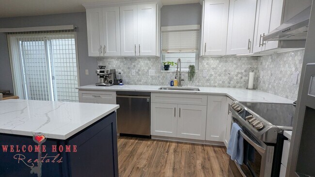 Building Photo - Flowing floorplan, minutes from I-5!!!