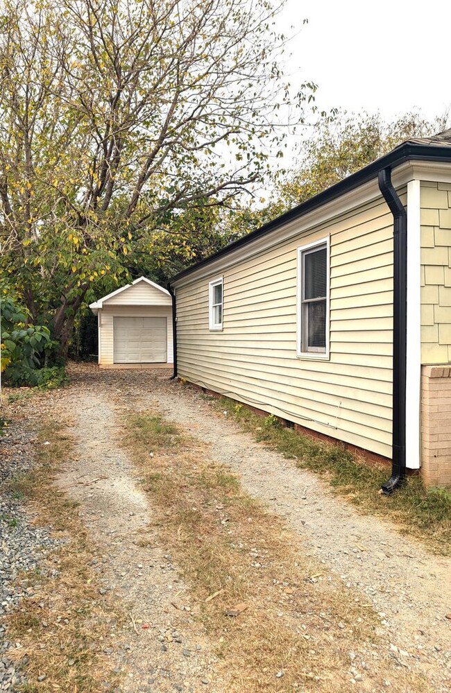 Building Photo - Downtown Huntersville!  Remodeled Home!