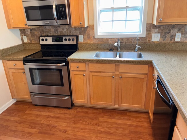 Building Photo - Room in Condo on Claret Ln