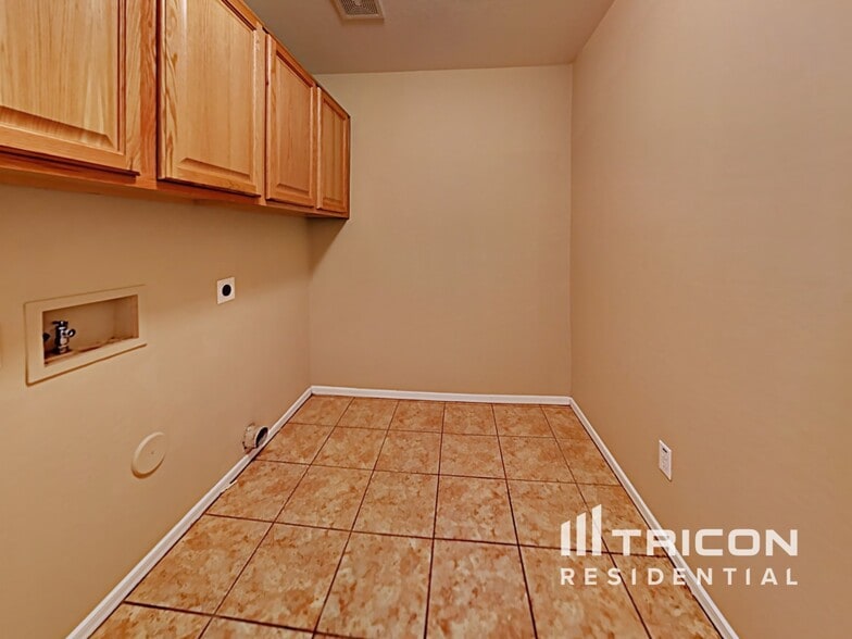 Building Photo - 22040 W Gardenia Dr