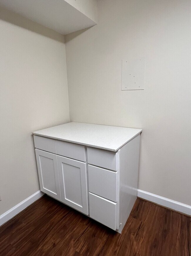 Building Photo - 2 BEDROOM 2 BATH CONDO WITH ALL UTILITIES ...