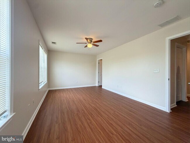 Building Photo - 10 S Meadow Ct