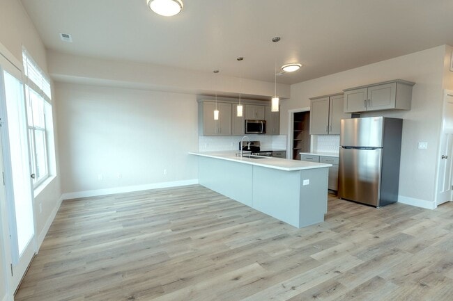Building Photo - Beautiful 3br Townhome w 1-car Garage (2024)