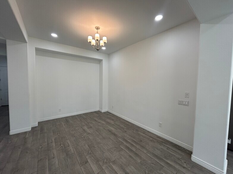 Building Photo - 8731 W Wagon Wheel Dr