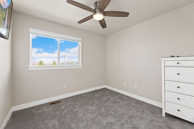 Building Photo - 2 Bed 3.5 Bath Townhome in Fort Collins!