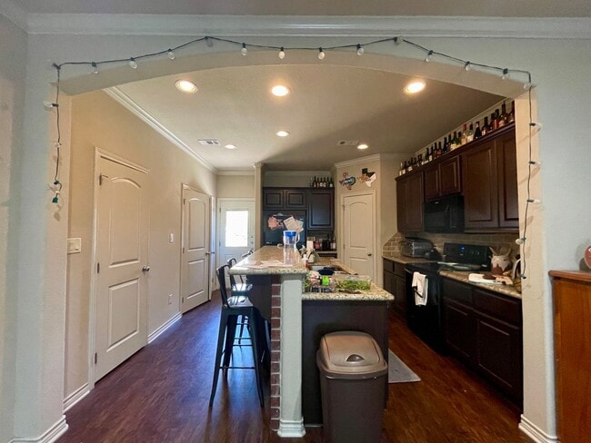 Building Photo - BEAUTIFUL 2/2.5 in Gateway Villas! August ...