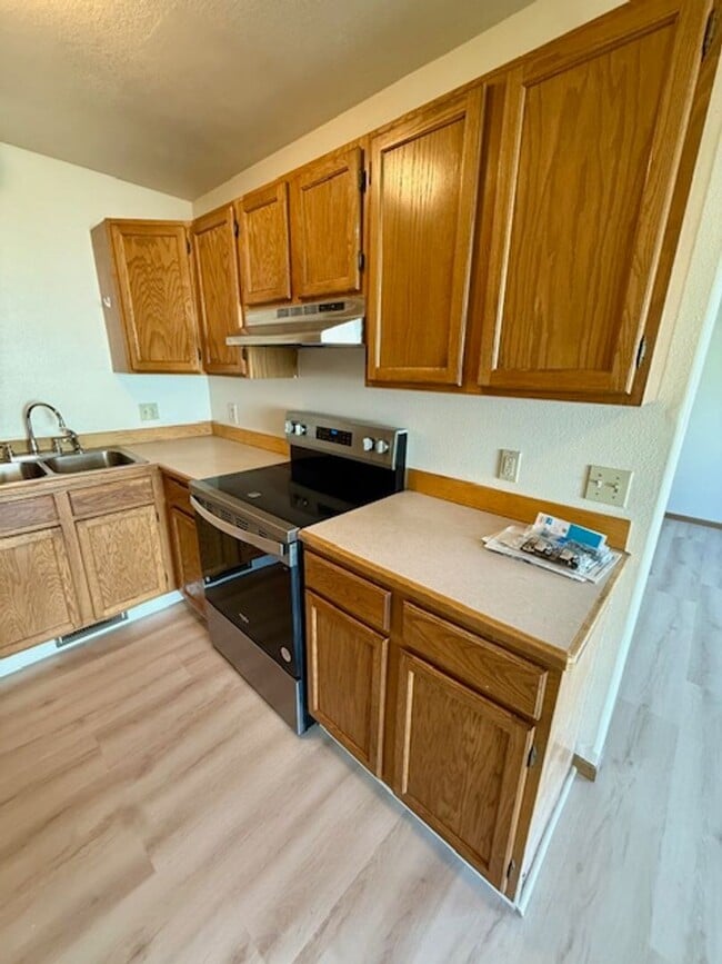 Building Photo - Charming 3 Bed, 1.5 Bath Unit in the Heart...