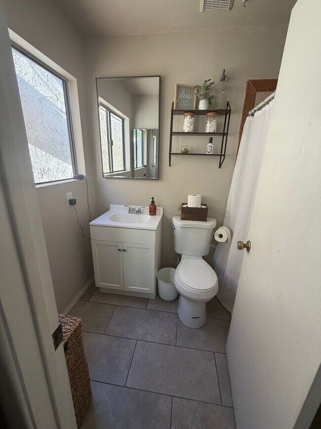 Building Photo - 2 Bedroom 2 bath private enclosed yard for