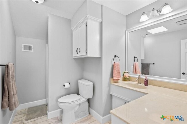 Building Photo - 6037 Country Club Dr
