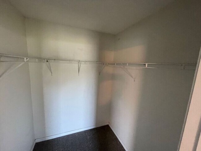 Building Photo - Navarre - 3 bedroom, 2 bathroom