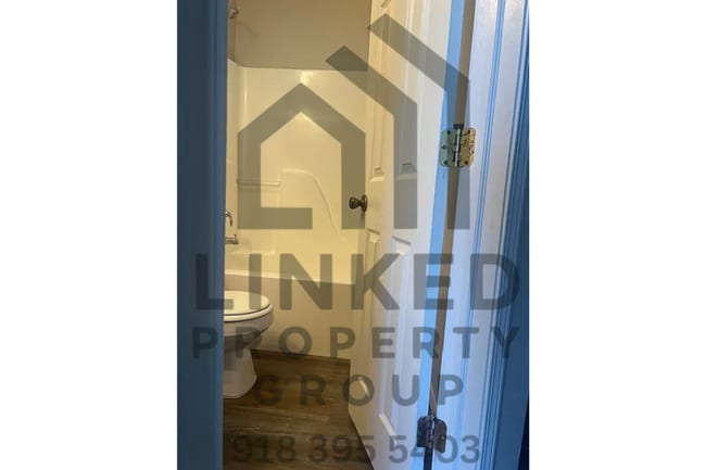 Building Photo - Townhome off Riverside in Tulsa!