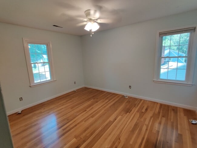 Building Photo - 4 bedroom home with large detached garage